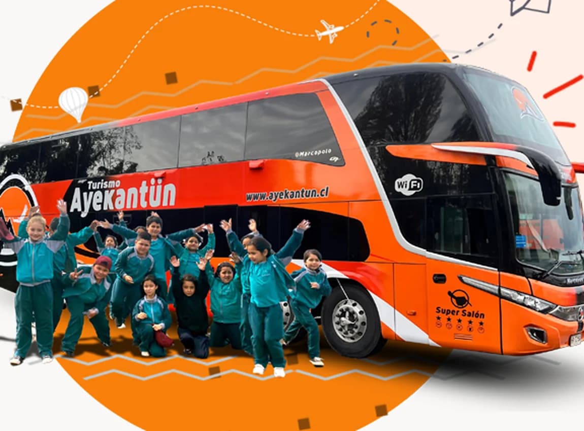 Delegación escolar junto a un bus de Turismo Ayekantün