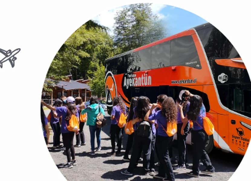 Estudiantes descendiendo del bus al llegar al destino